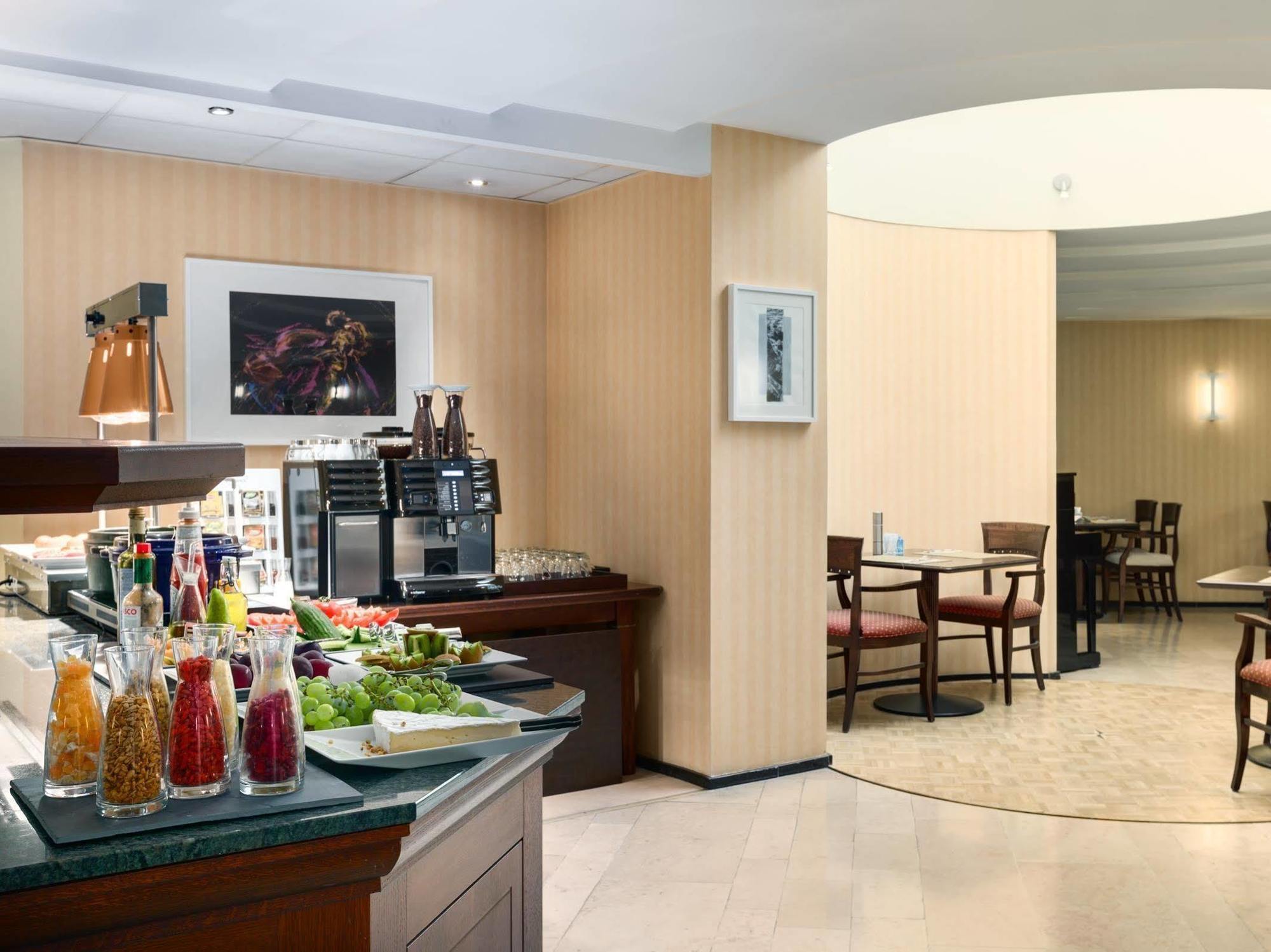 Hotel Nh Gent Sint Pieters Esterno foto