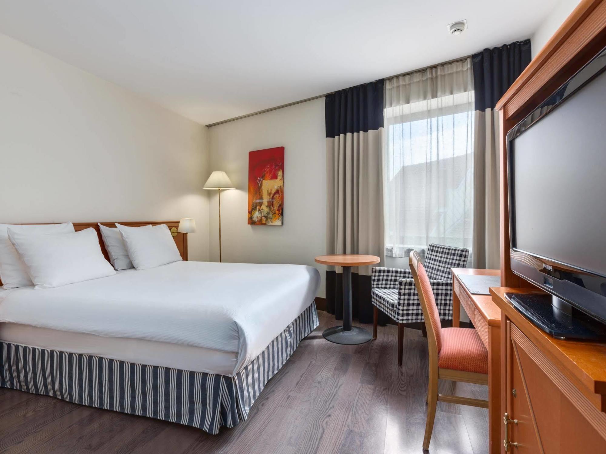 Hotel Nh Gent Sint Pieters Esterno foto